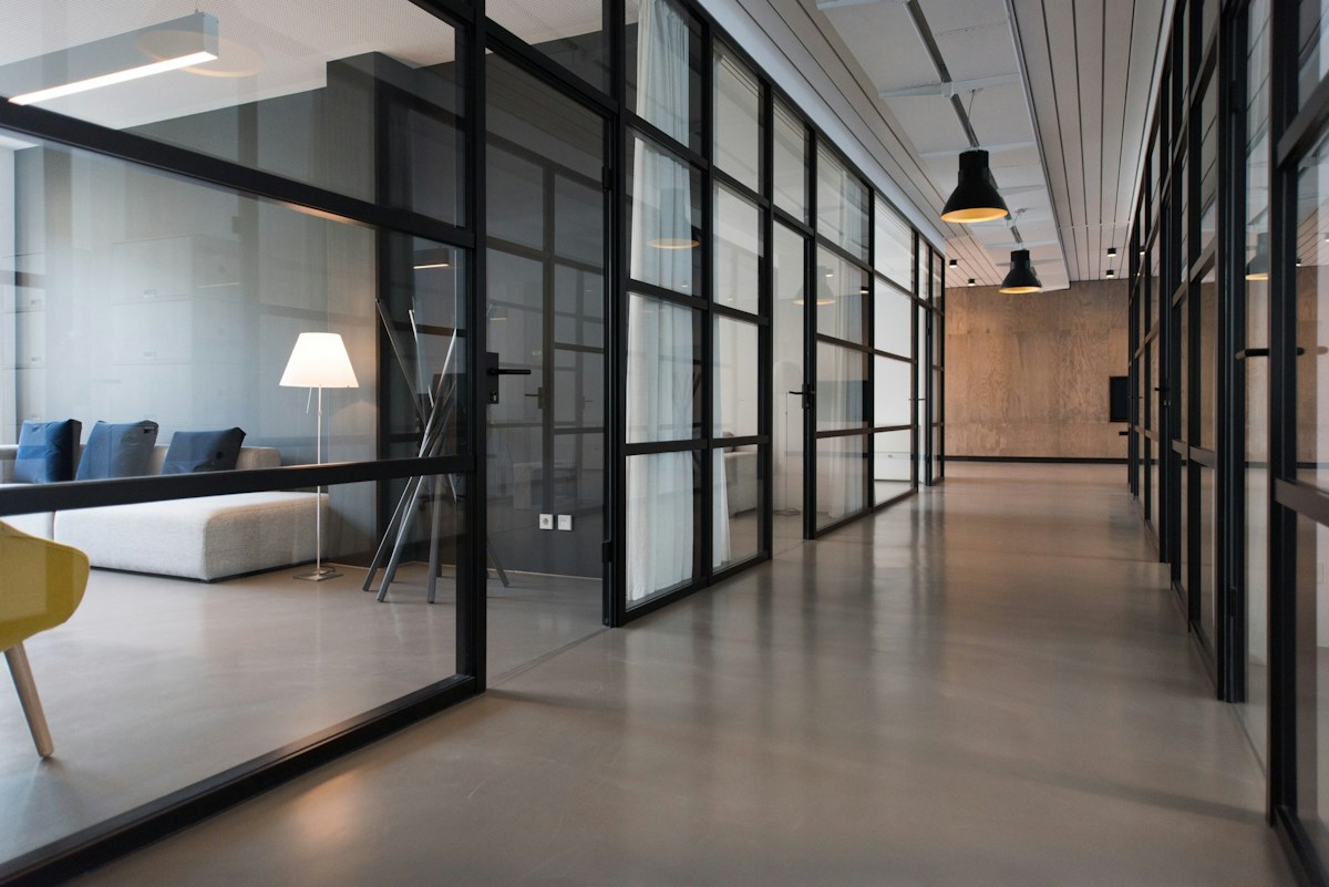 Un espace de travail lumineux et ouvert